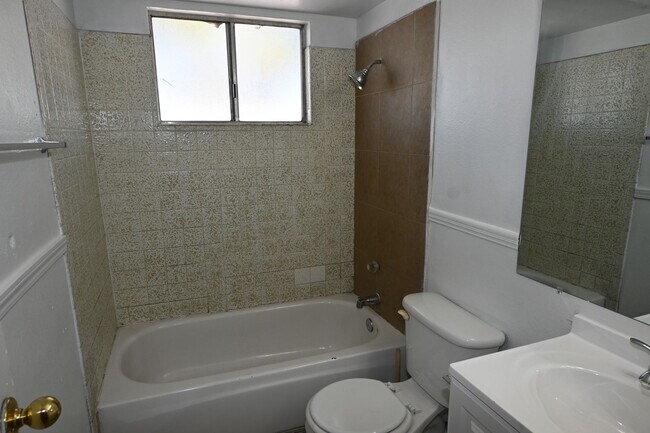 Building Photo - 2 Bedroom Apt- Downtown -  NO PETS