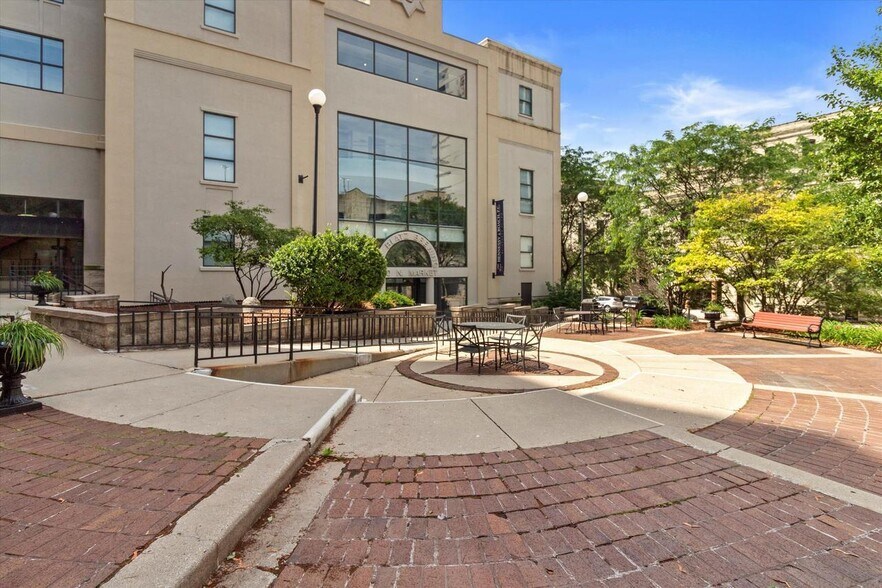 Building Photo - 270 E Highland Ave
