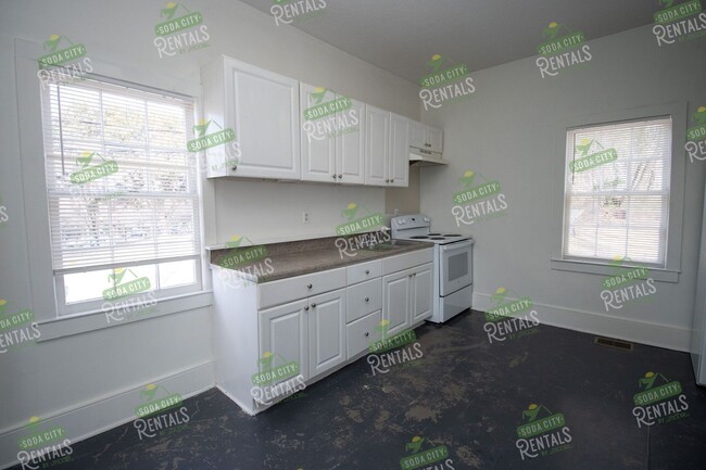 Building Photo - 2 Bedroom, 1 Bathroom Duplex in Downtown C...