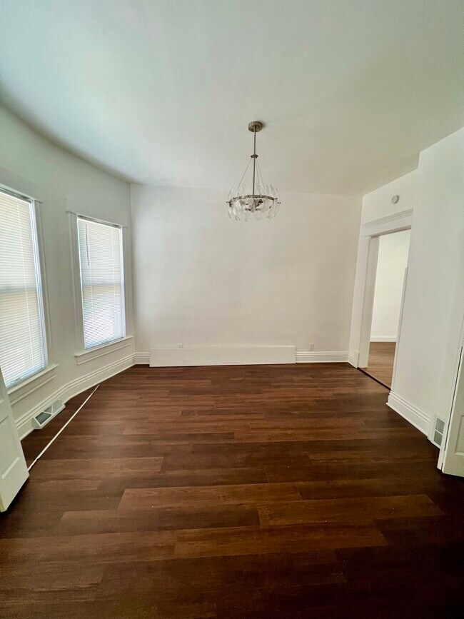 Building Photo - 828 S Park Ave