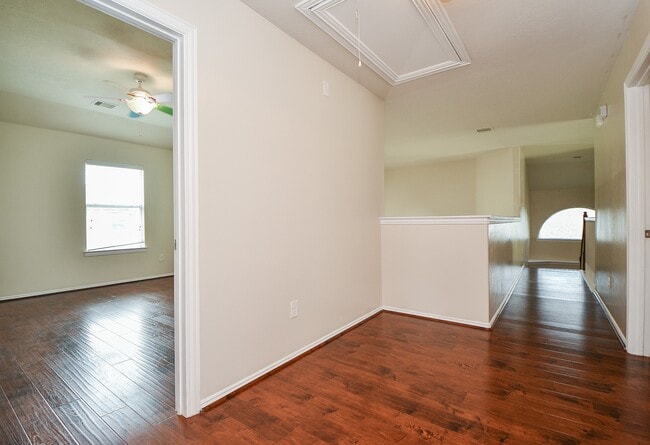 Building Photo - 5327 Laura Lee Ln