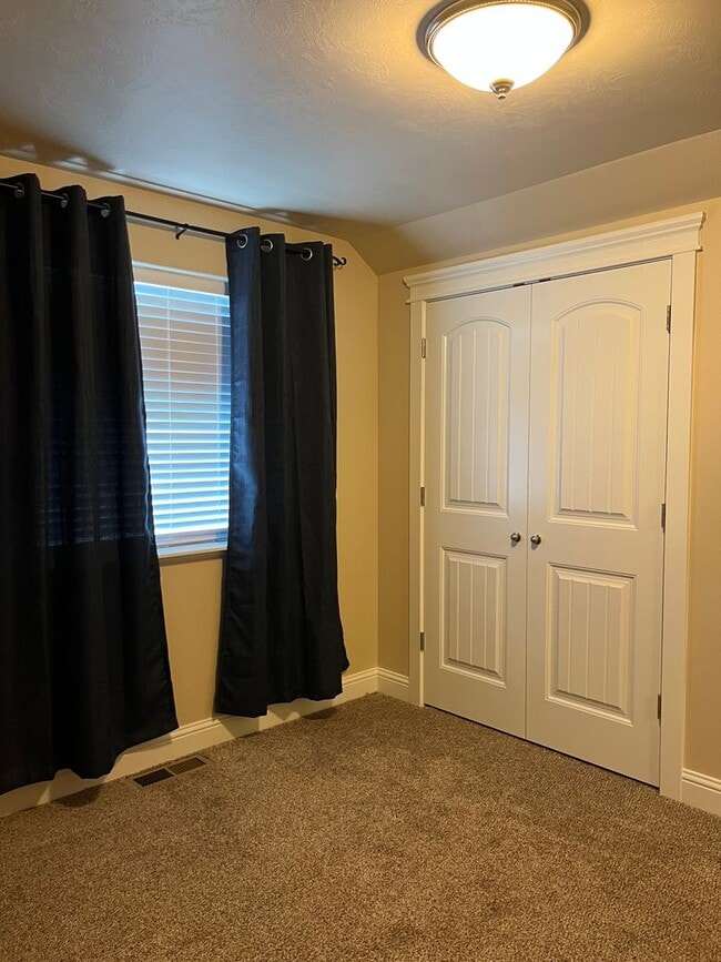 Building Photo - Executive Home In Elko