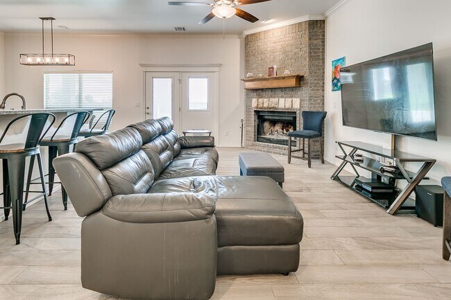 Building Photo - 3 Bed, 2 Bath Home with Bonus Office and  ...