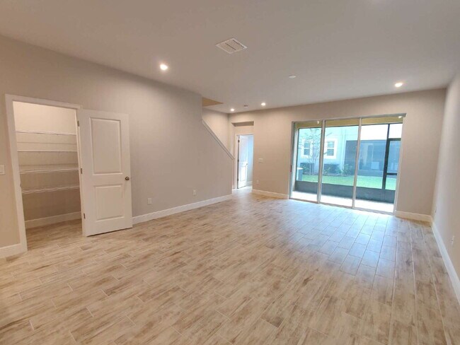 Building Photo - Beautiful 3-Bedroom Townhome in Gated Avea Pointe