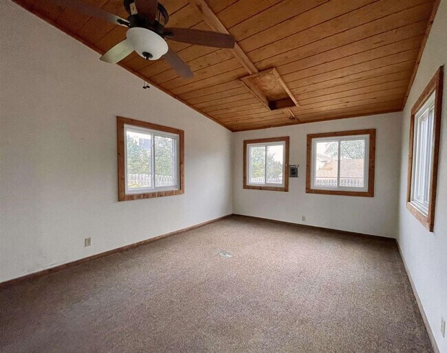 Building Photo - Spacious Tri-Level Home With Modern Upgrad...