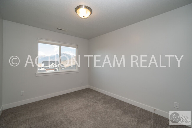 Building Photo - Mid-Row Townhome located in Bluffdale!