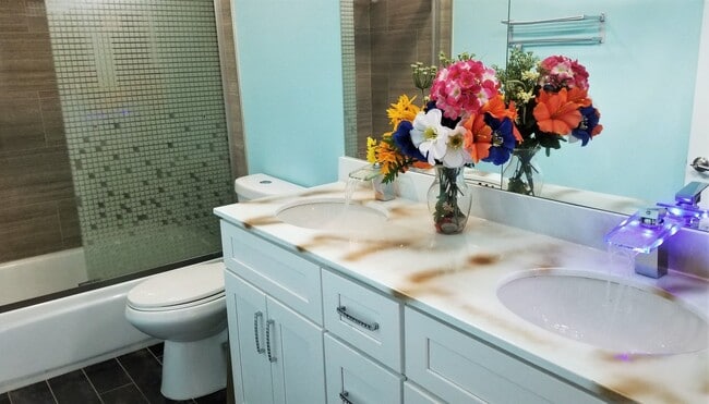 Building Photo - 4 Bedrooms, 3 Baths, 2,809 sq. ft. Home in Canoga Park