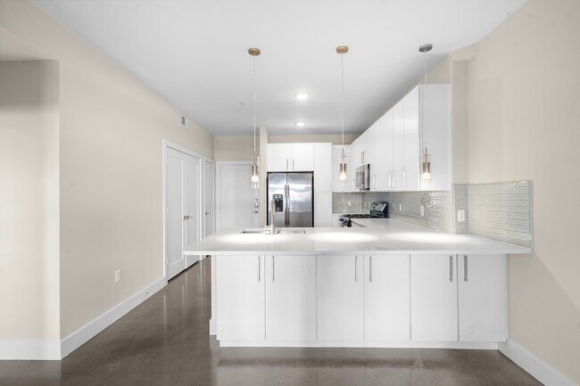 Building Photo - 1825 N San Jacinto Street Unit 641