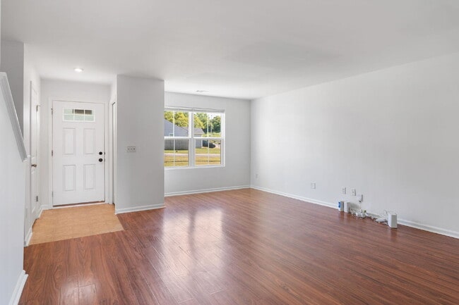 Building Photo - Spacious 4-Bedroom Home for Rent in Prime ...