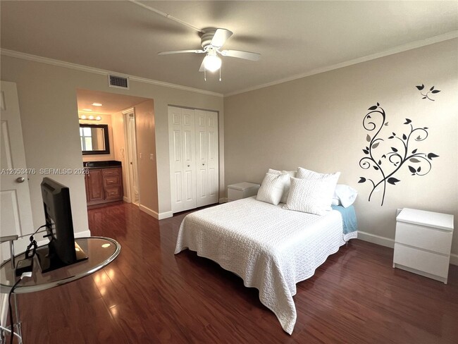 Building Photo - 9451 Evergreen Pl