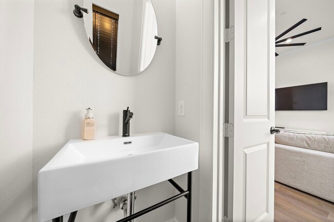 Building Photo - 907 W 16th St