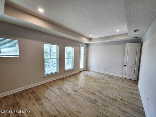 Building Photo - 541 Crestview Dr