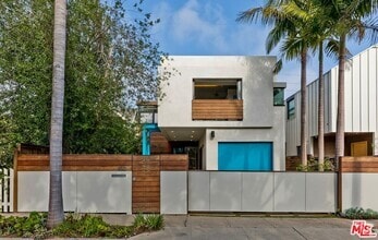 Building Photo - 832 Superba Ave