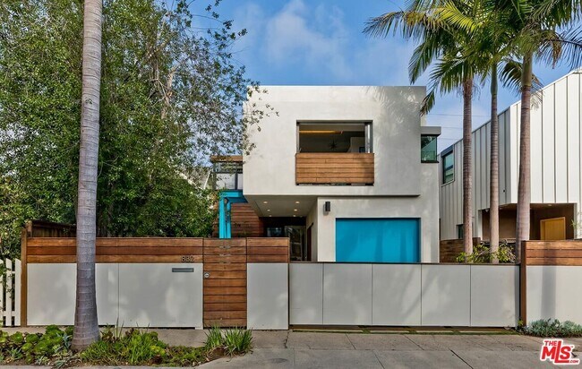 Primary Photo - 832 Superba Ave
