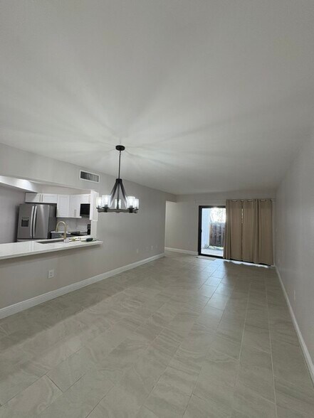 Building Photo - 9429 Fontainebleau Blvd