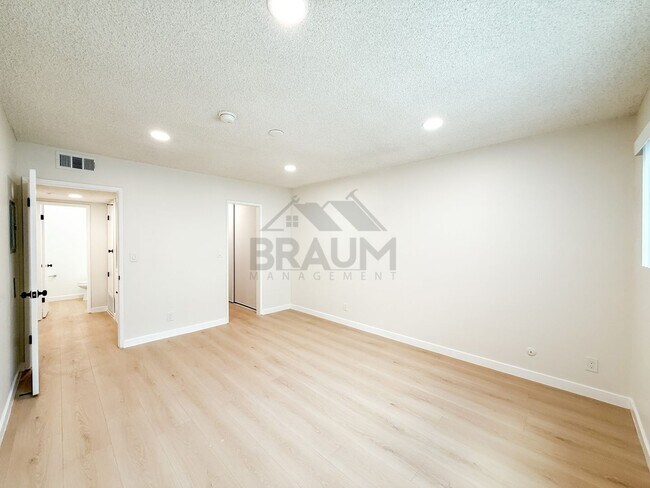 Building Photo - 6039 Whitsett Ave