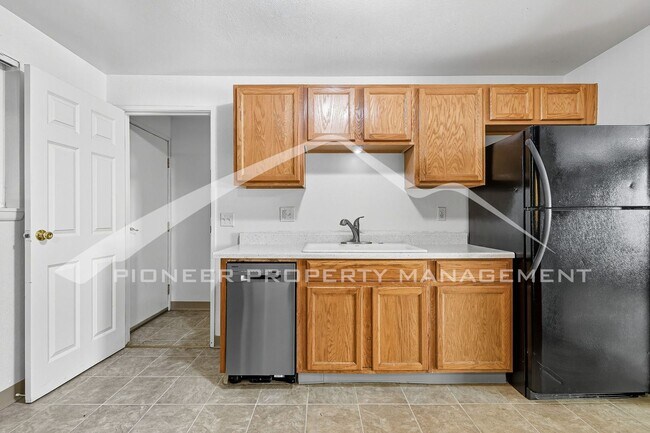 Building Photo - Spacious Home with Washer/Dryer and Fenced Yard
