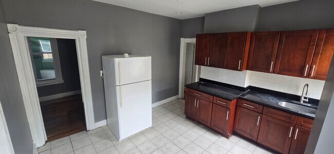 Building Photo - 4 bedroom, 1 bath