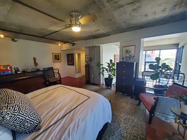 Building Photo - Downtown Loft living in Little Italy