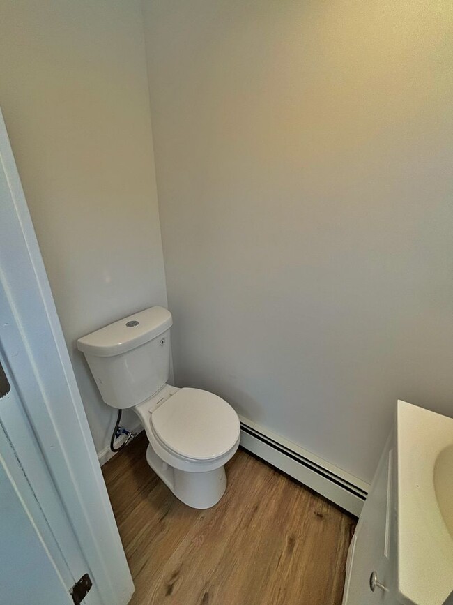 Building Photo - 3 bedroom, 1.5 bathroom fully renovated pr...