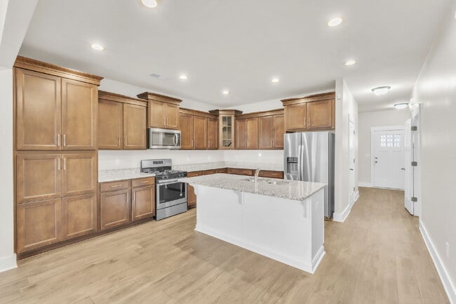 Building Photo - Beautiful 3 BR, 2.5 BA Townhome in highly ...