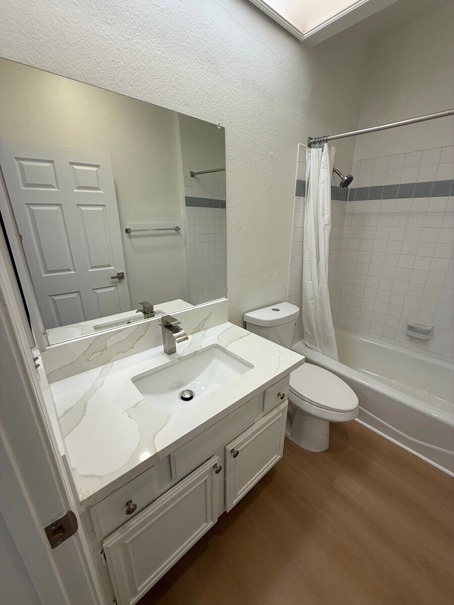 Building Photo - 15507 Moorpark St