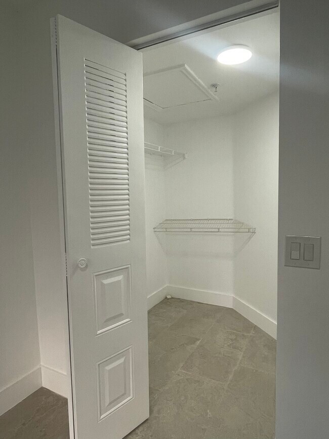 Building Photo - 450 S Park Rd