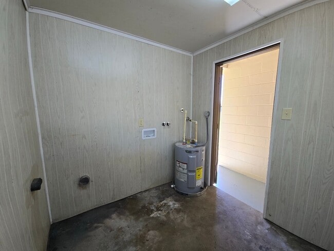 Building Photo - Charming 3-bedroom, 1-bathroom home locate...