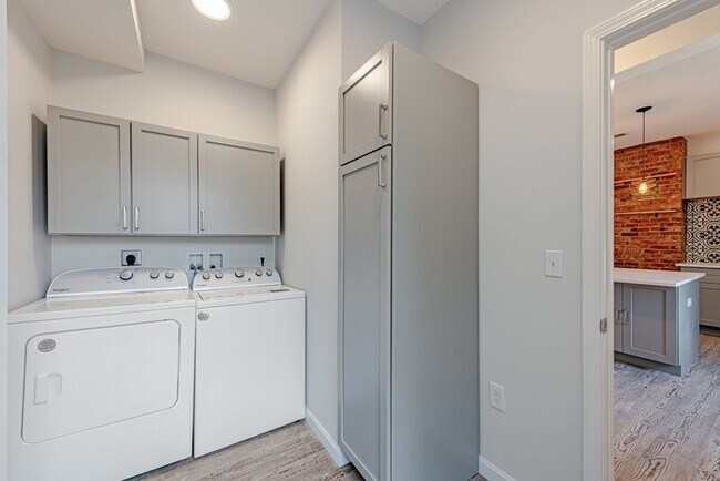 Building Photo - 5551 Columbo St