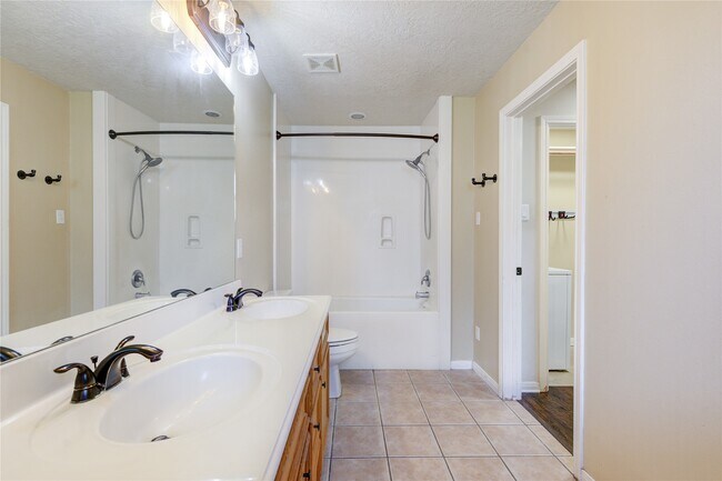 Building Photo - 9550 Thousand Oaks Loop