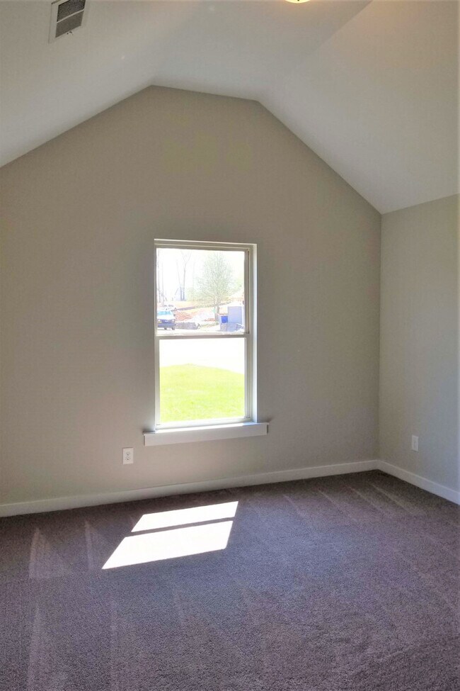 Building Photo - Home for Rent in Lincoln! Available to view with 48 hour notice!