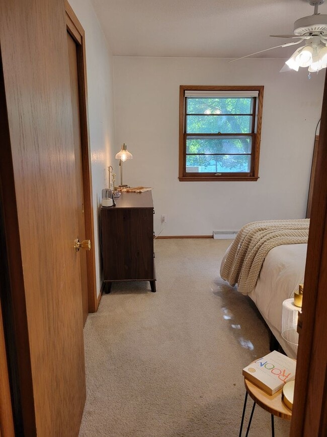 Building Photo - 3 Bedroom Unit