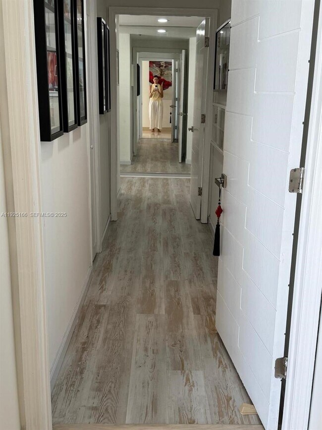 Building Photo - 1581 Brickell Ave