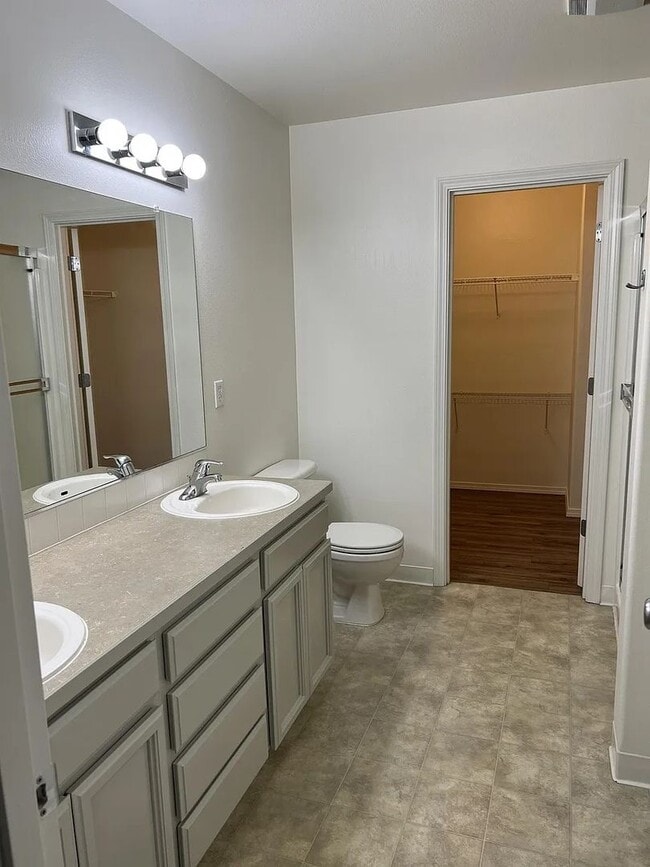 Building Photo - Enormous Tri-Level Townhome 2/2 w/Bonus Room Available Feb. 6th