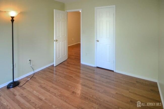 Building Photo - 202 Hidden Village Dr