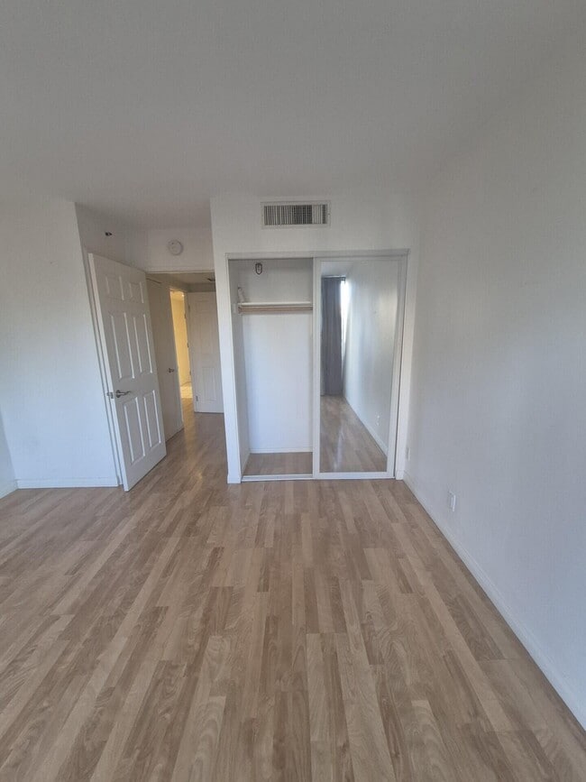 Building Photo - 600 W 9th St