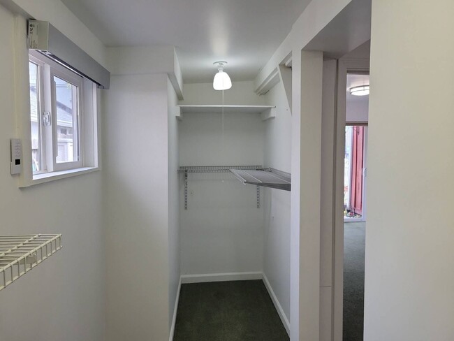 Building Photo - This cute open floor plan 1BD 1BA newly re...