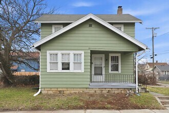Building Photo - Updated 3-Bedroom Home with New Kitchen & Carpet