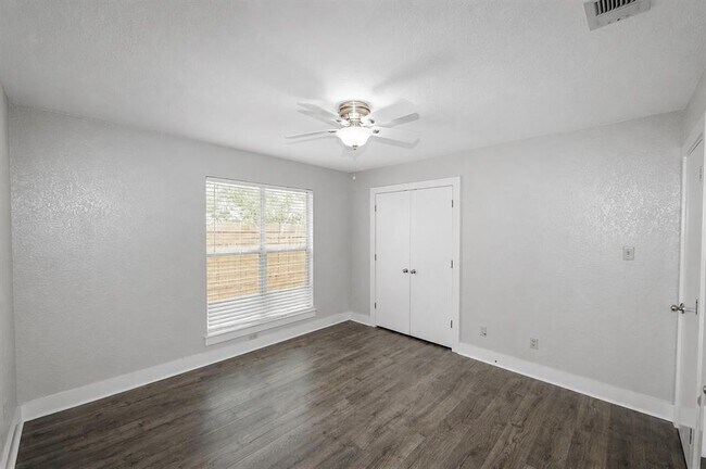Building Photo - 1302 Danbury Square