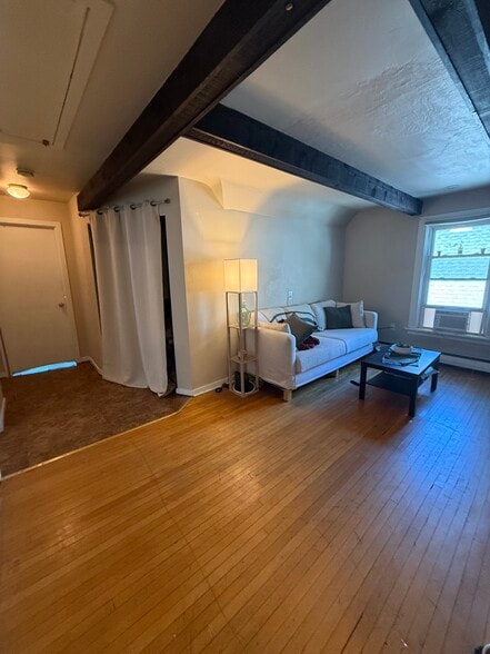 Building Photo - 403 E Johnson St