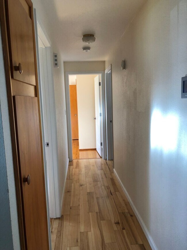 Building Photo - Live in Comfort and Style in the Heart of Corvallis!