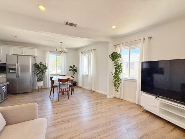 Building Photo - Atwater Village Bungalow Unit #1