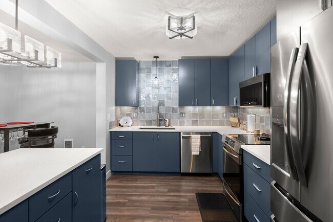 Building Photo - STYLISH 2 BED/2 BATHS LAKE OSWEGO CONDO