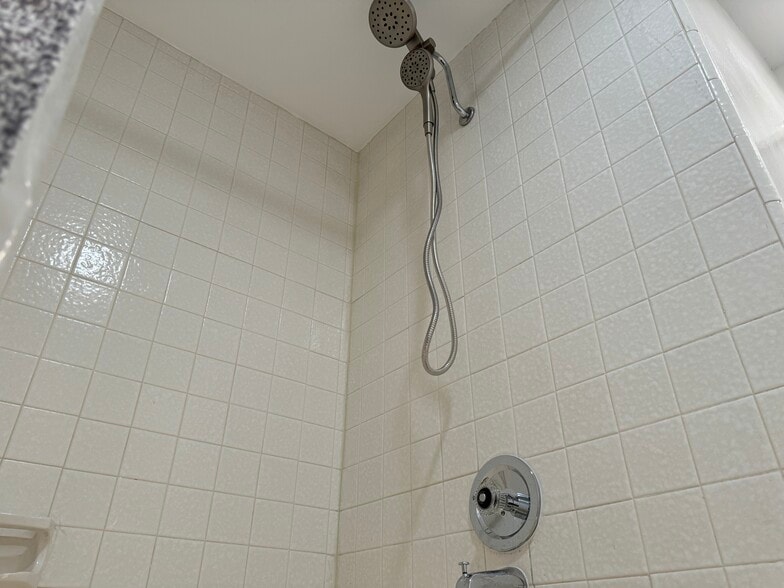 shower head - 2700 Cahuenga Blvd E