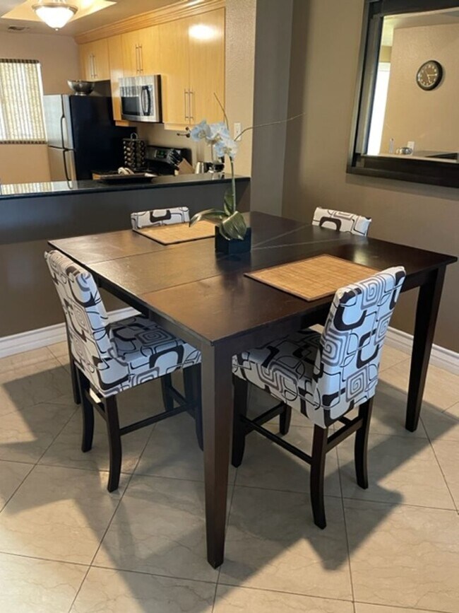 Building Photo - Meridian TOP FLOOR Furnished 1 bed | 1 bath condo with Strip and High Roller view.