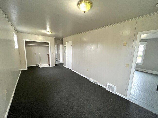 Building Photo - FIVE BEDROOM HOUSE !!. Just a four-minute commute away from PENN STATE BEHREND.