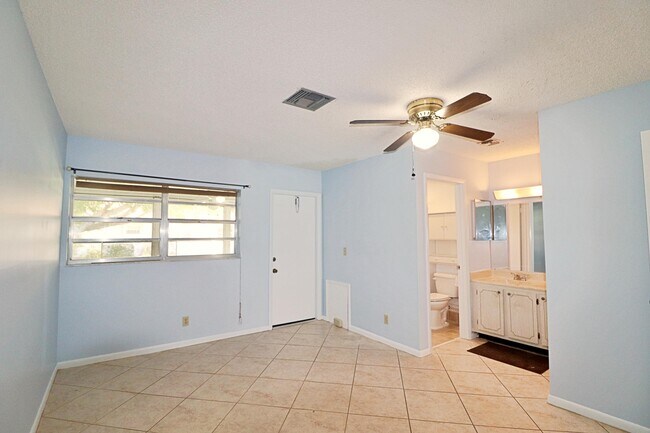 Building Photo - 831 Timberview Dr