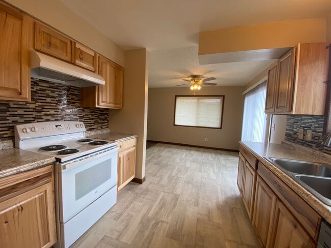 Building Photo - Charming 2 Bedroom Duplex with Attached Garage!