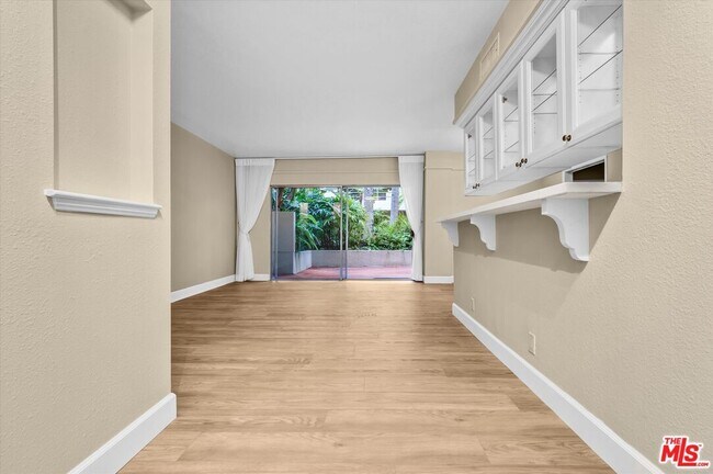 Building Photo - 1131 Alta Loma Rd