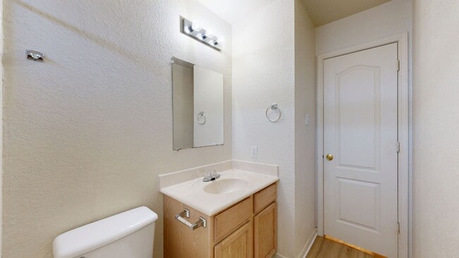 Building Photo - Look at all the space only $995!!!